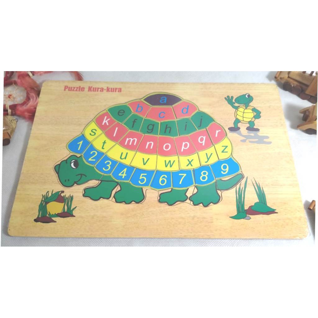 PUZZLE KAYU / MAINAN EDUKASI / PUZZLEGAMBAR KURA HURUF ABJAD / ALFABET DAN ANGKA. RIENS COLLECTIONS