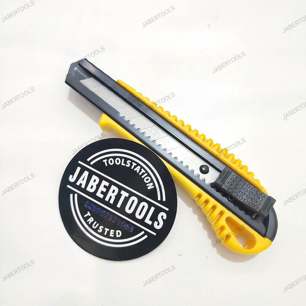 

Cutter Besar 6 Inch Fumetax Pemotong Kertas 18mm Wide Blade Autolock