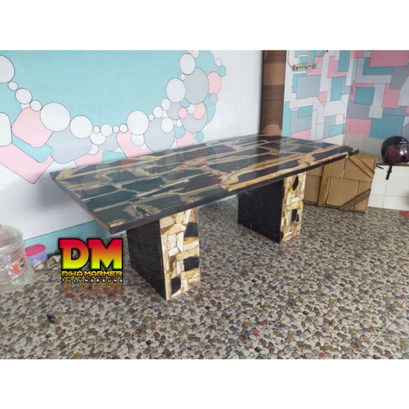 Meja Makan Batu Fosil Kayu