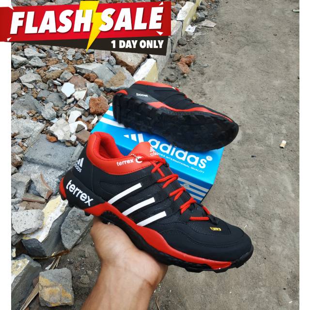 SEPATU VOLLY VIETNAM/ ADIDAS TERREX BADMINTON / SNEAKERS OLAHRAGA