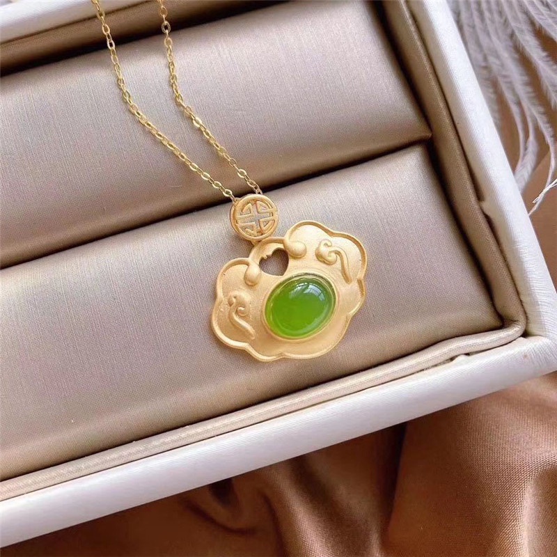 [Ready Stock]Fashion Gold-Plated Inlaid Jade Cloud Pendant Necklace