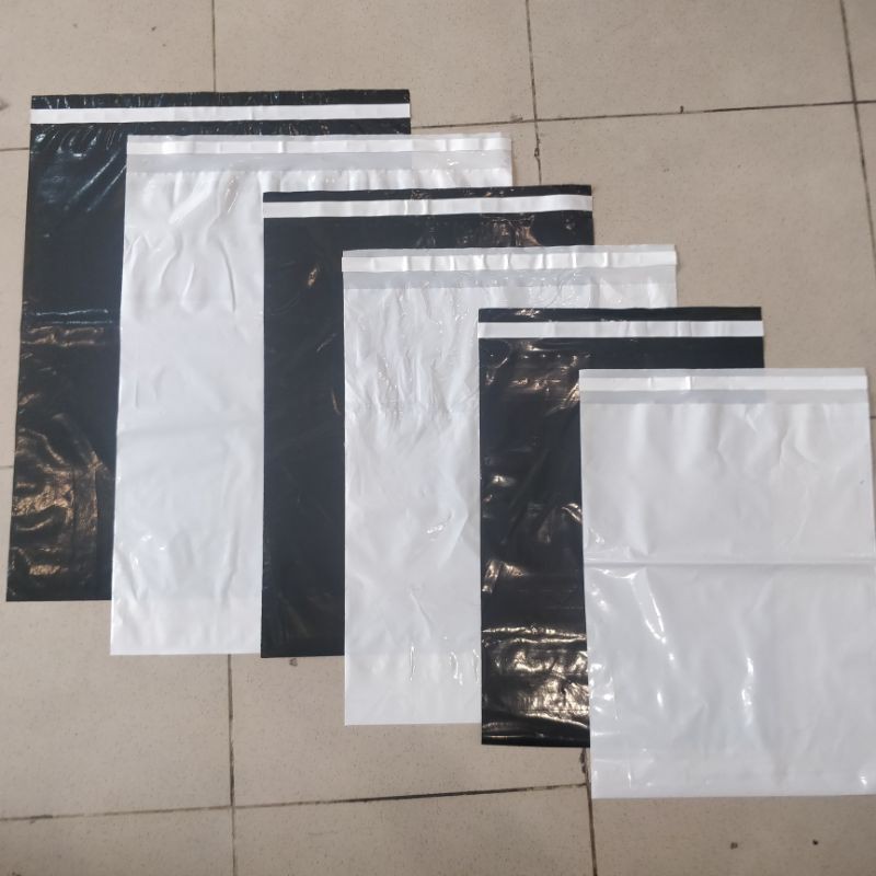 

Polymailer hitam atau putih