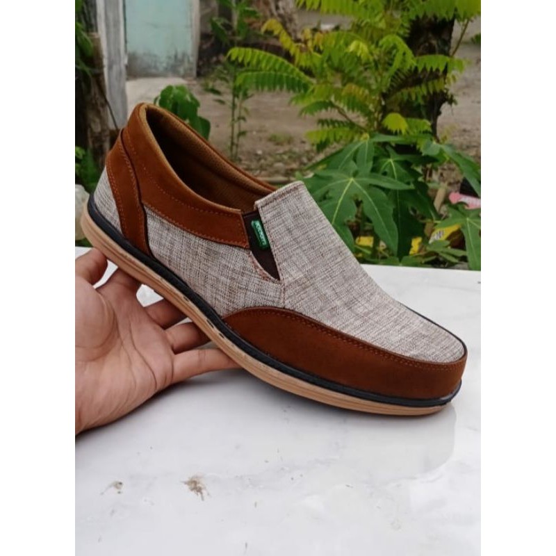 SepatuCasualPriaSlipOn