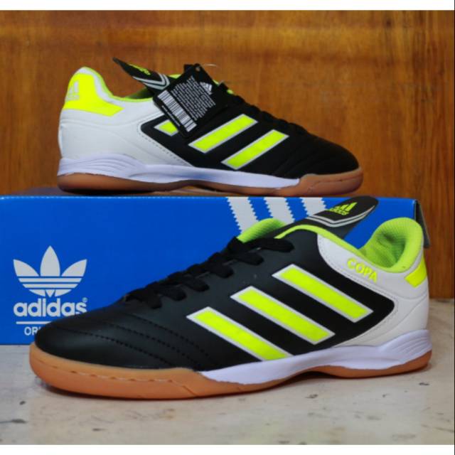 Sepatu futsal Adidas copa tango