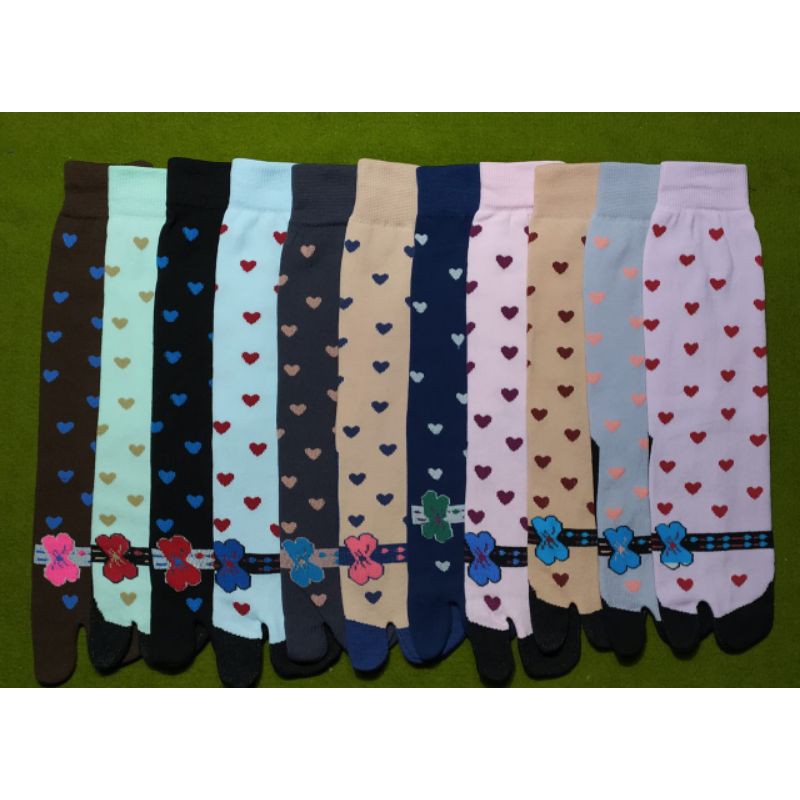 kaos kaki motif love pita