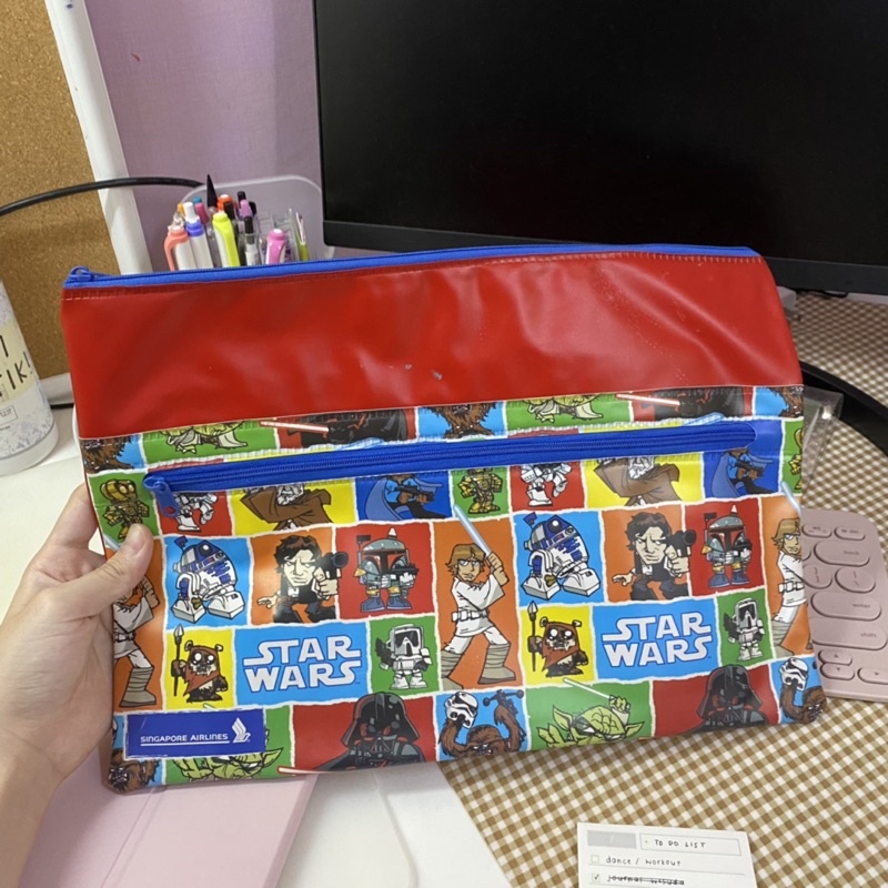

Pouch Star Wars merek Singapore Airlines