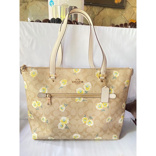 preloved Coach gallery tote signature vanilla with flower