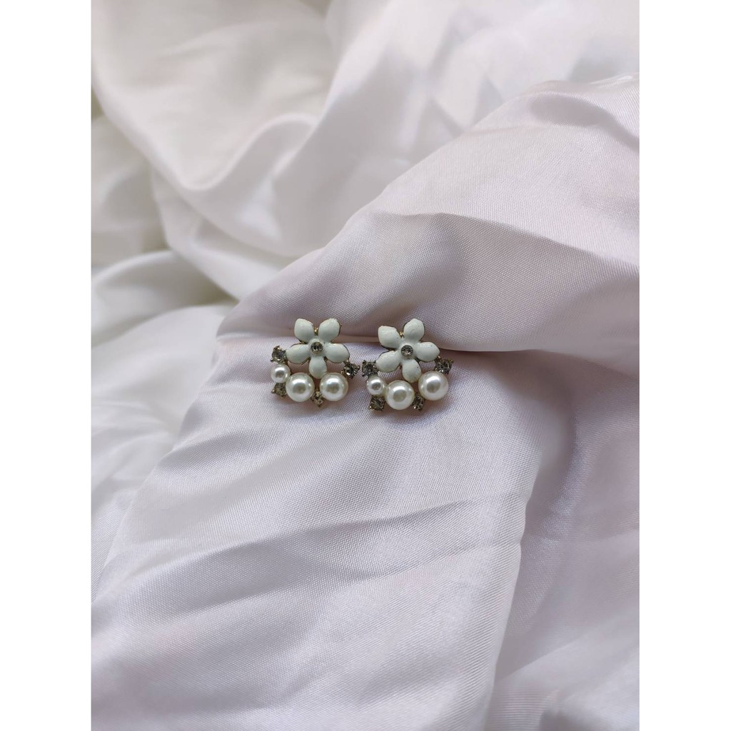 anting fashion / anting fashion bunga ( putih ) / anting wanita