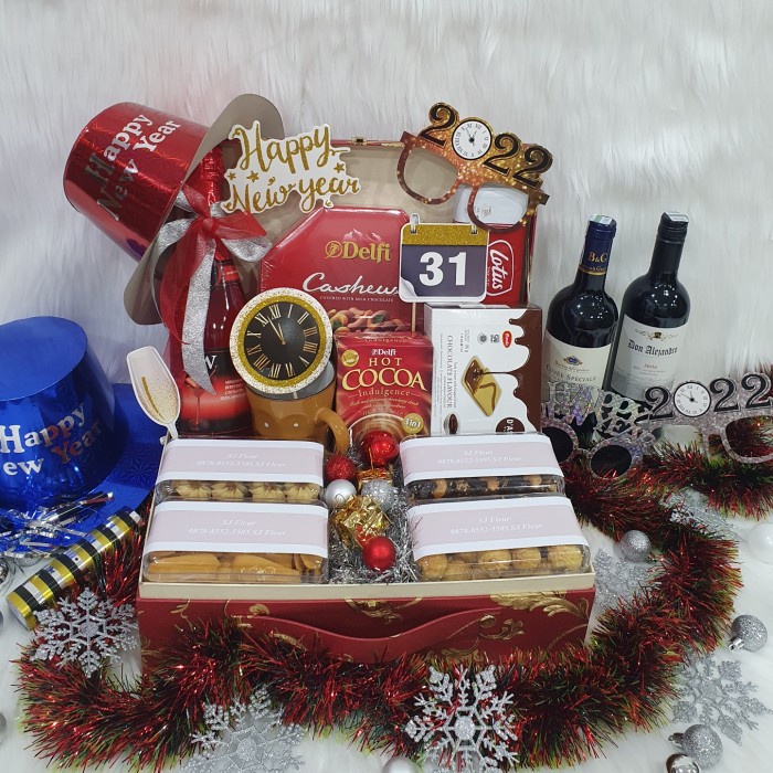 

Paket hampers tahun baru happy new year hampers kue kering parcel no 2 - Wine pket...