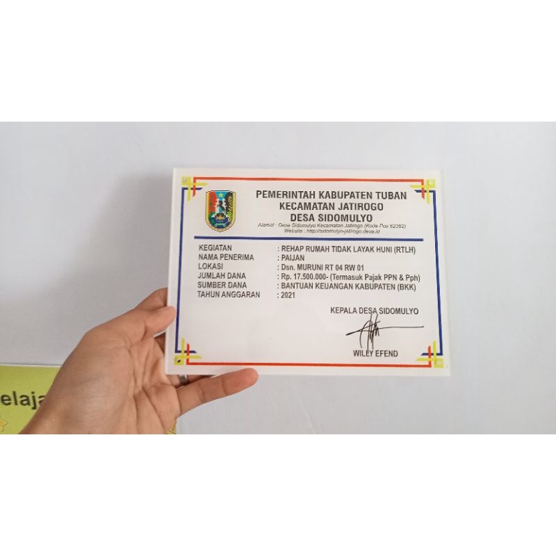 

Prasasti Bangunan Akrilik, Plakat Akrilik