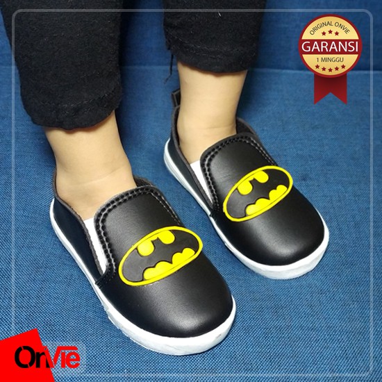 Sepatu Slip On Anak Laki-Laki Hitam Putih Motif Super Hero Karet 3D | Sepatu Sekolah Anak Onvie