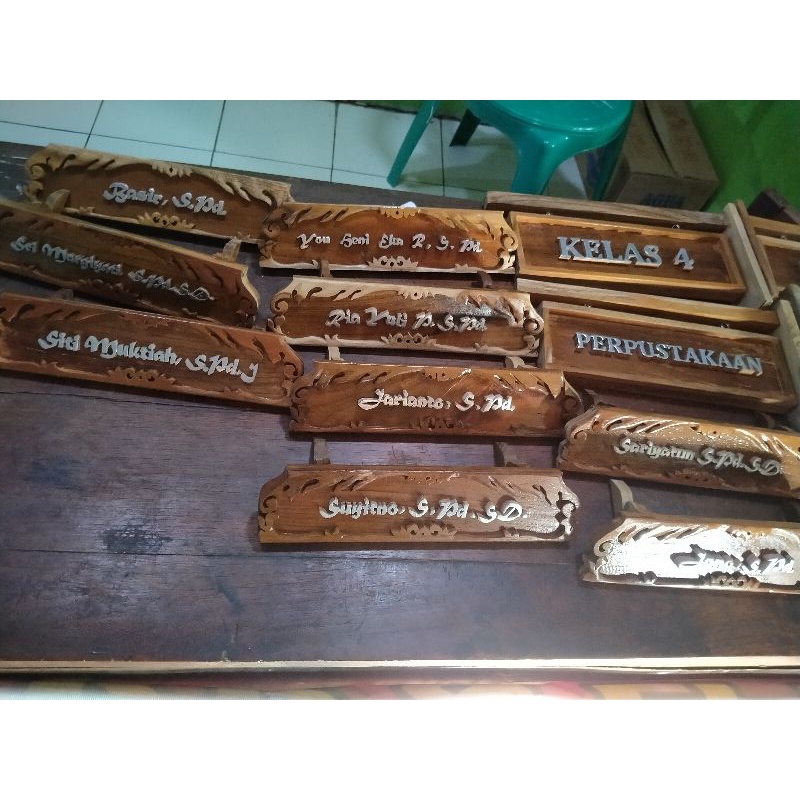 

papan nama meja kantor