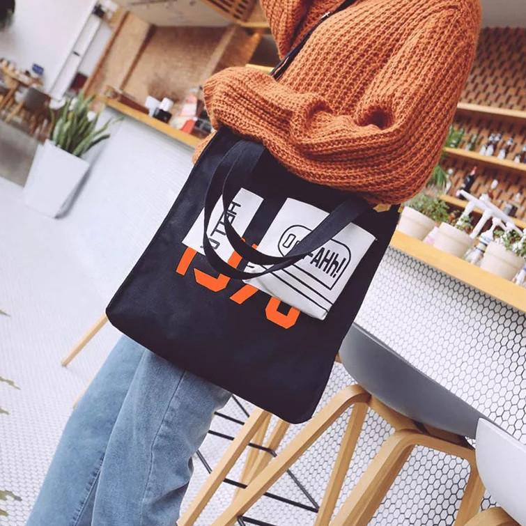 TAS TOTEBAG KANVAS | TAS SELEMPANG WANITA | TAS TOTEBAG STYLISH | TAS TOTEBAG HELLO - HITAM PUTIH .