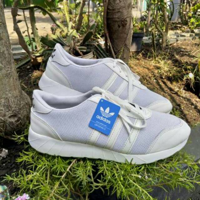 Sepatu putih polos jumbo Adidas