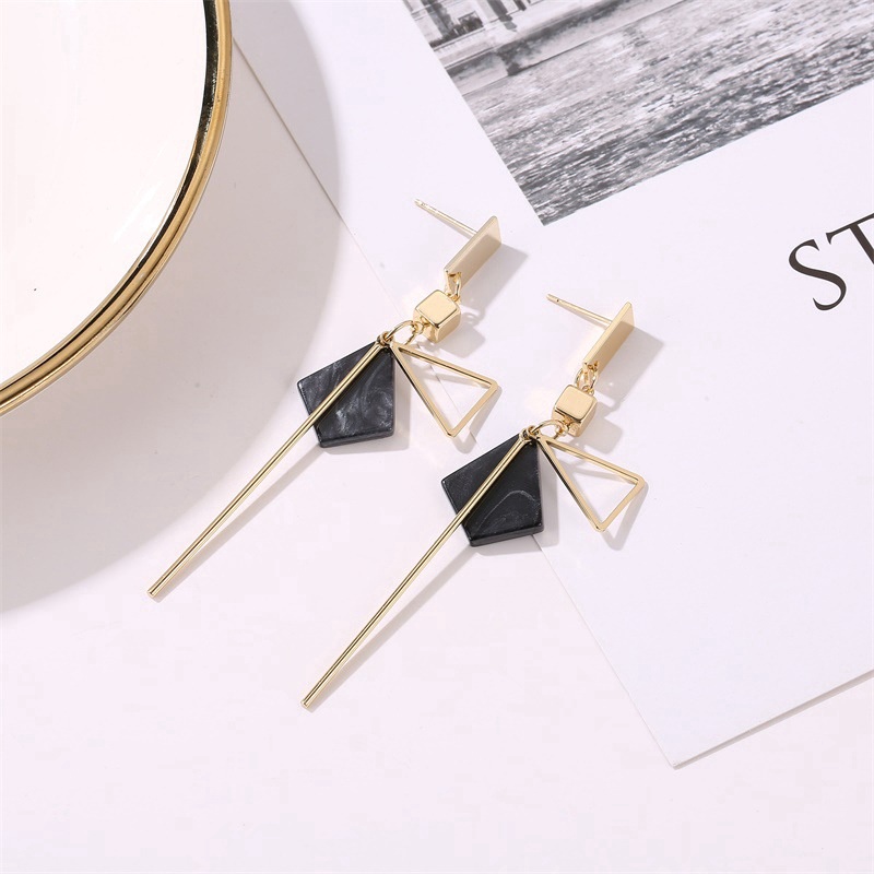 Anting Korea Tusuk Prisma Segitiga Hitam Panjang Dalika