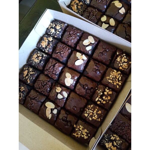 

Brownies Fudgy ukuran 20*20 isi 25 potong
