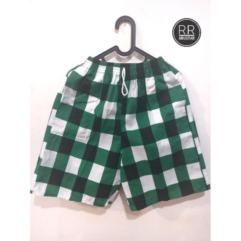 Celana Pendek / Celana Hawai Pria dan Wanita Motif Kotak Catur