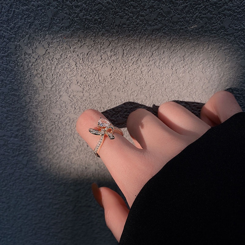 Cincin Model Terbuka Dapat Disesuaikan Desain Pita Aksen Berlian Untuk Wanita