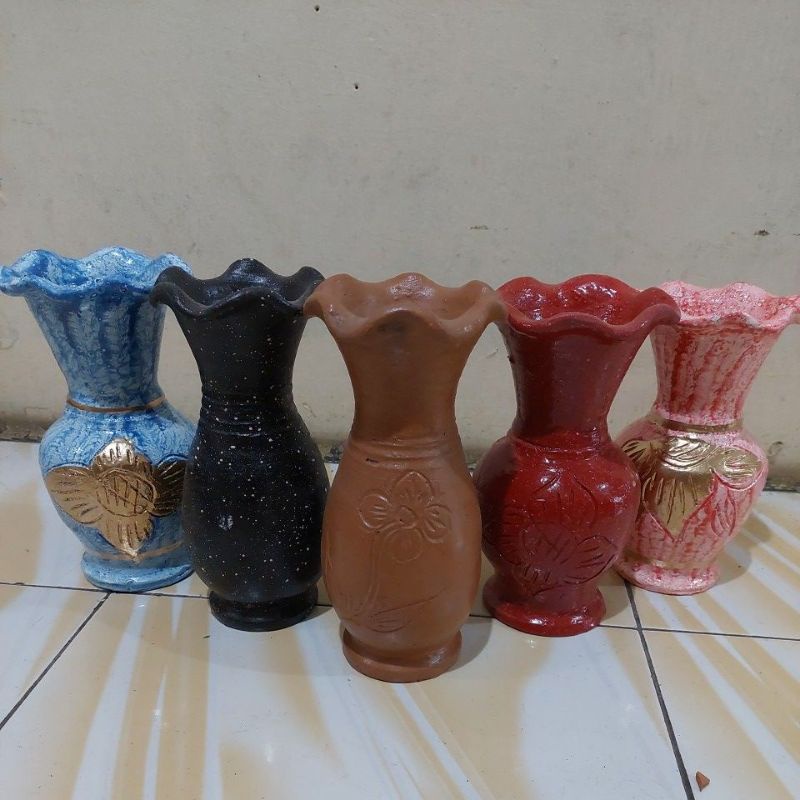 VAS BUNGA TANPA CAT DARI TANAH LIAT DENGAN UKIRAN BUNGA