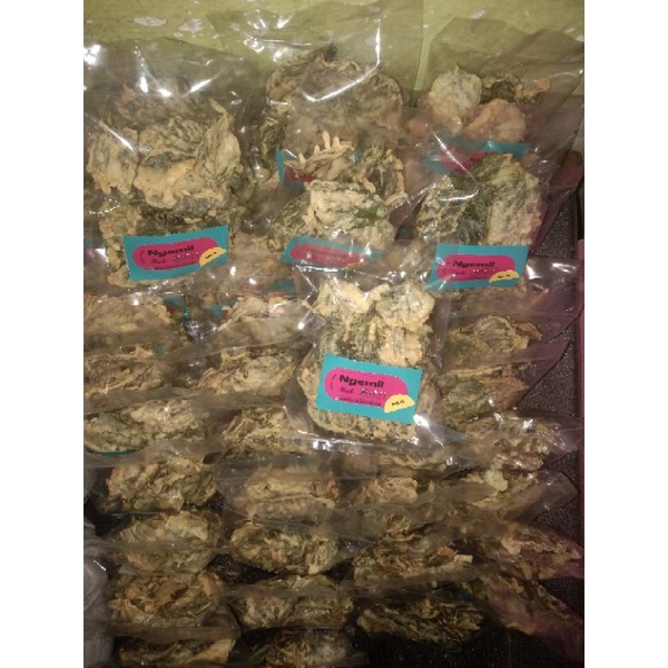 

ngemil keripik bayam