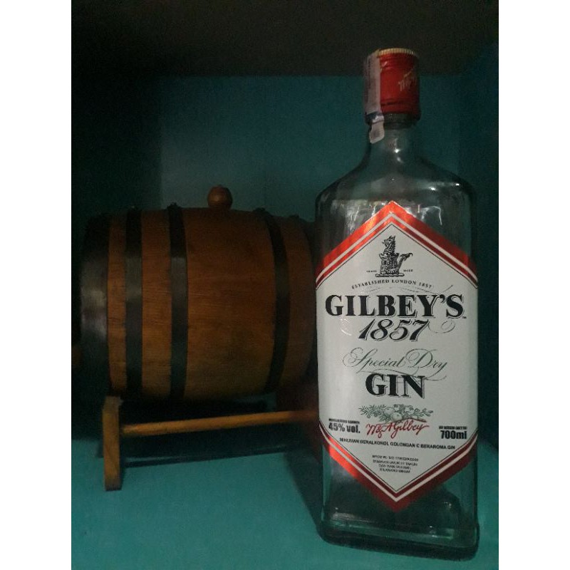 Botol kosong bekas miras Gin Gilbey's import unik