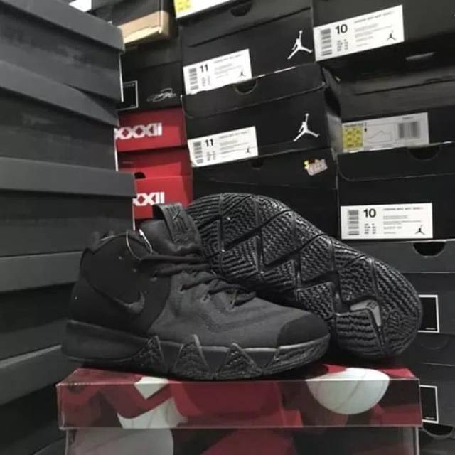 Sepatu Basket Kyrie 4 Black Full