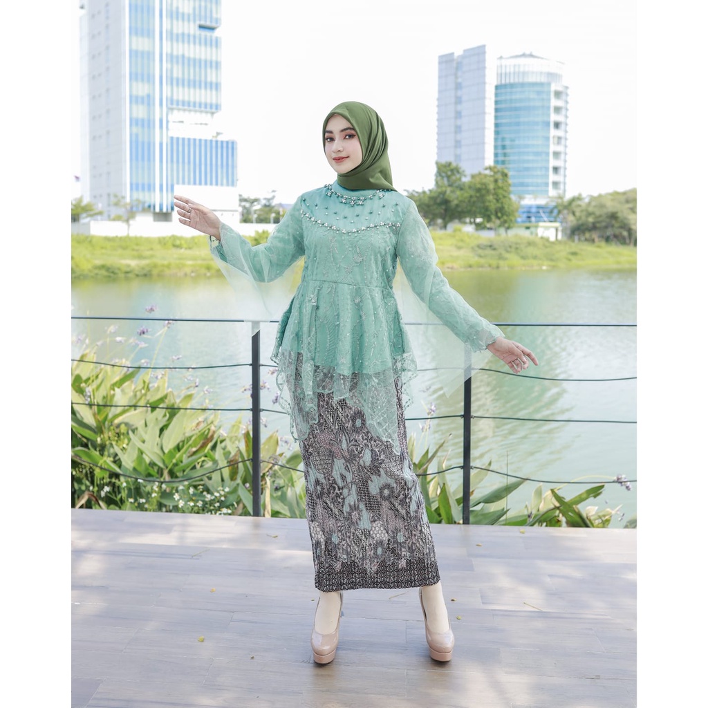 Vanriz Kebaya-Kebaya Wisuda Naura Mix Tutu