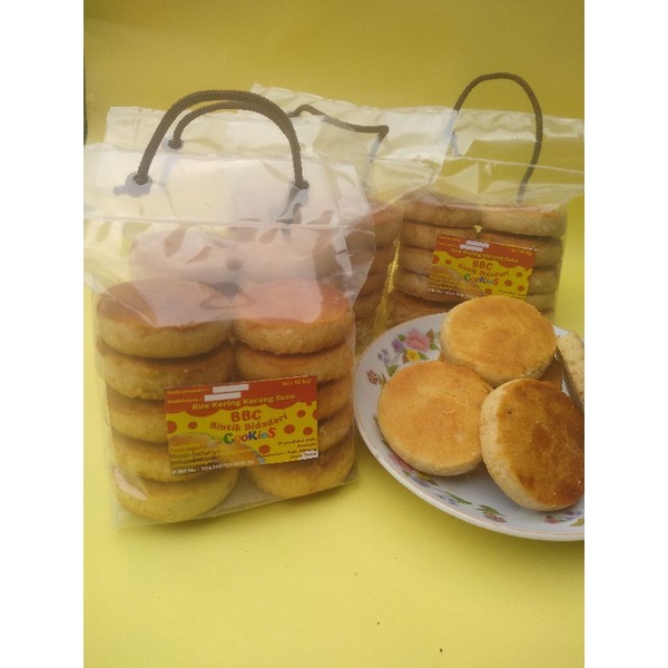 

Camilan Kue Kacang Susu, oleh-oleh, souvenir hajatan BBC Cookies Malang, enak banget mak