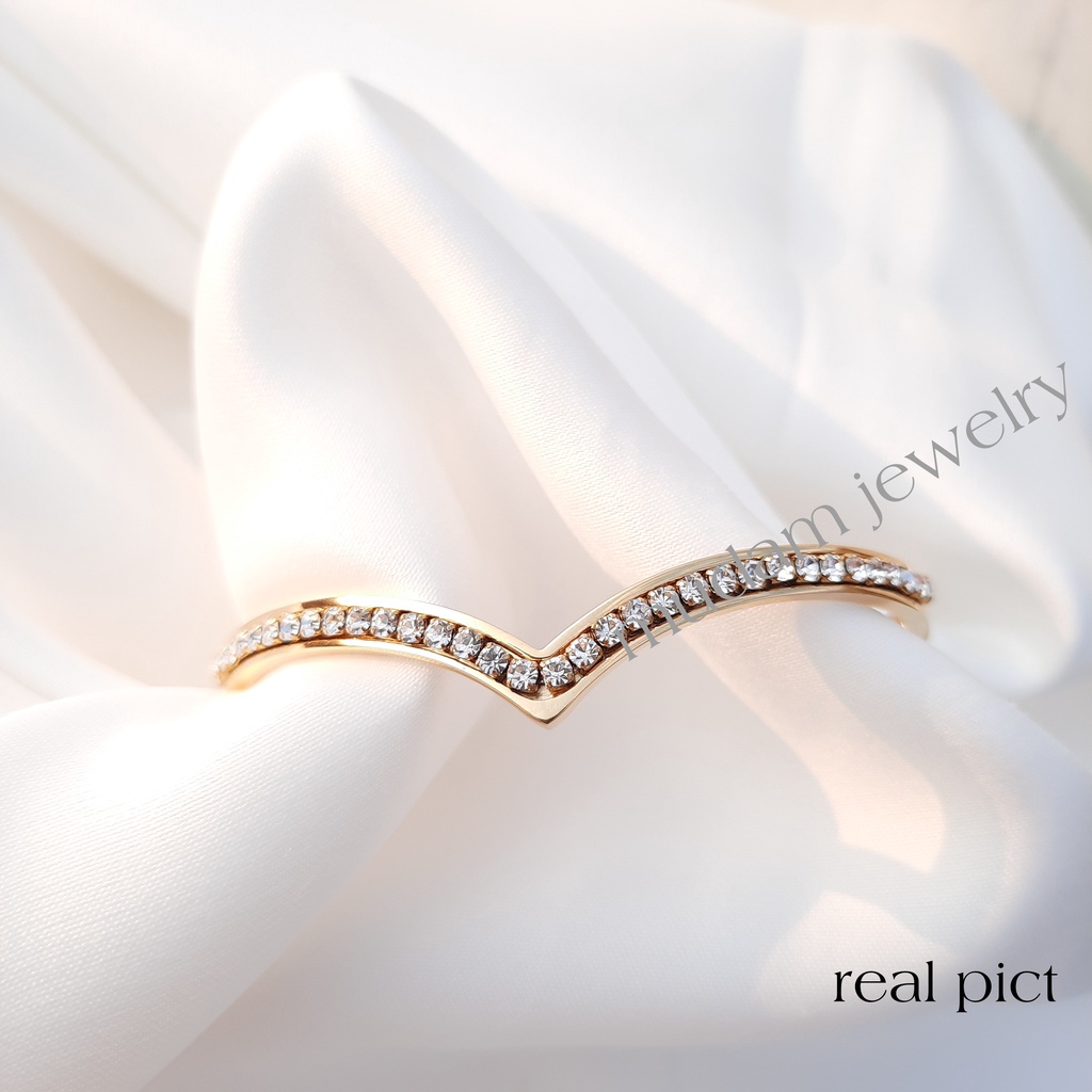 Gelang Titanium Bentuk V Dengan Taburan Diamonds Artifisial Gaya Elegan dan Mewah