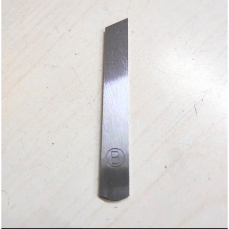 pisau bawah mesin obras  B