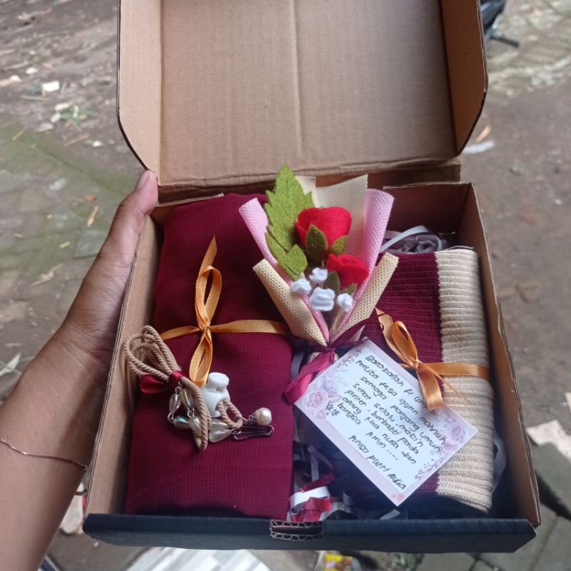 Hampers hijab/gif box/kado ultah/ kado wisuda