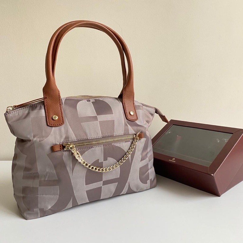 TAS AIGNER TOTE TAUPE INC BOX ORIGINAL