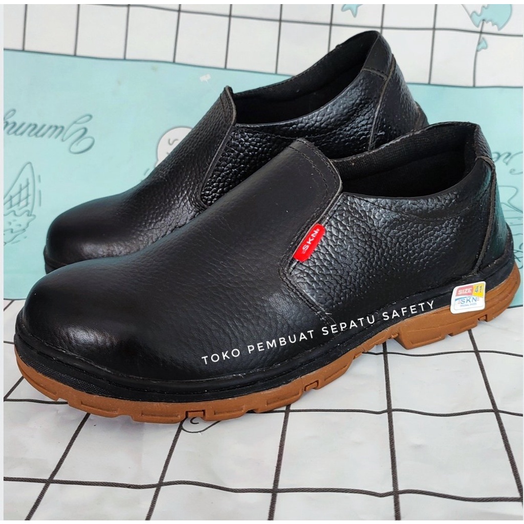 Sepatu Safety Kulit Sapi Asli Ujung Besi Slip on Fantofel berkualitas Keselamatan Kerja Pabrik Proyek Bengkel Pom Kitchen Anti Licin Sepatu Safety Model Baru Terlaris Murah