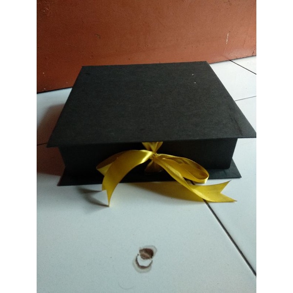 

Box hampers hitam