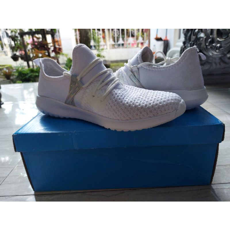 Cross trekkers slip on white women