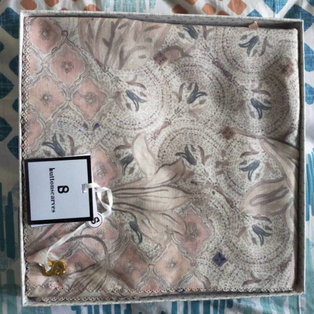 Buttonscarves maharani series safed