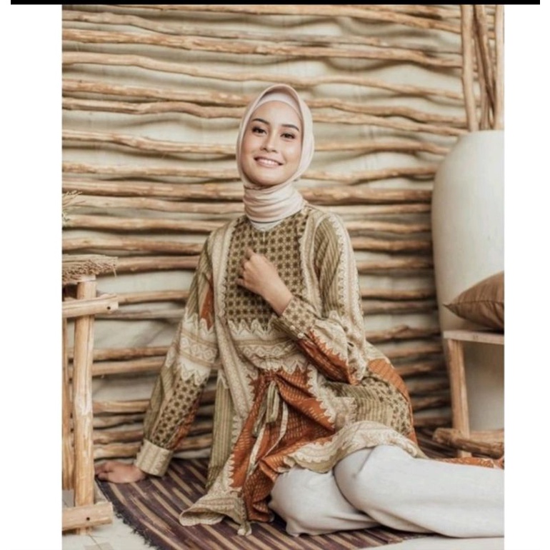 Rona tunik in glade wearing klamby