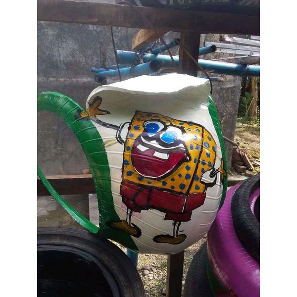 Ayunan ban bekas motif kartun spongbob