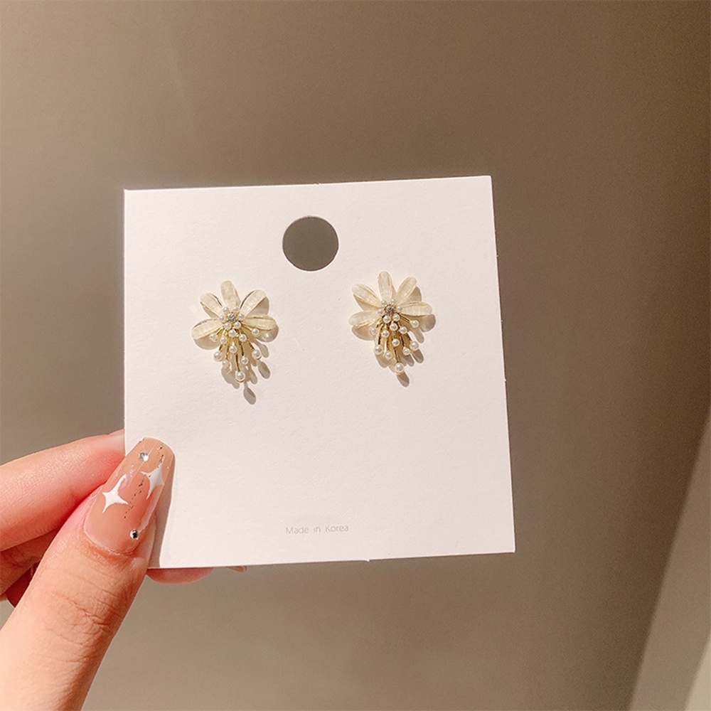 Anting Stud Desain Bunga Aksen Mutiara Gaya Elegan Untuk Wanita
