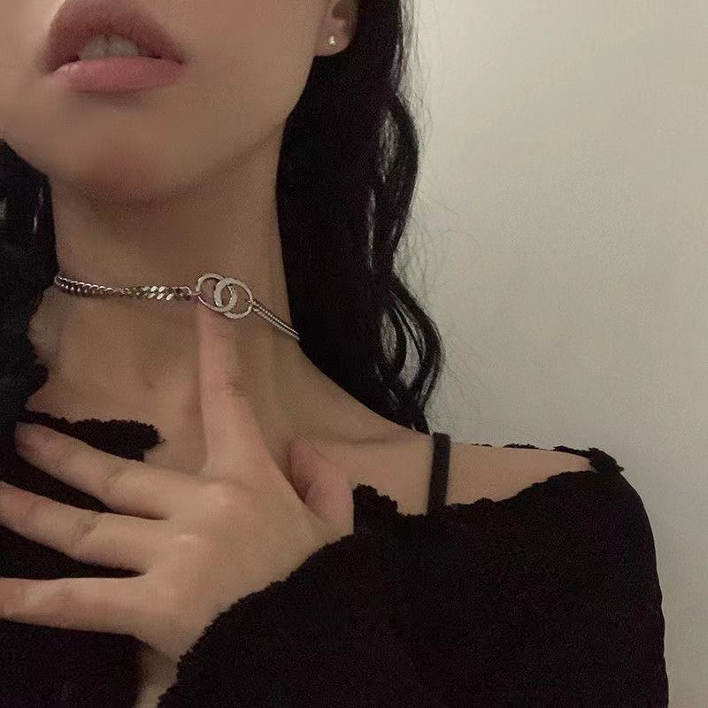 Kalung Rantai Klavikula Model Lingkaran Ganda Bahan Logam Gaya Hip Hop Untuk Wanita