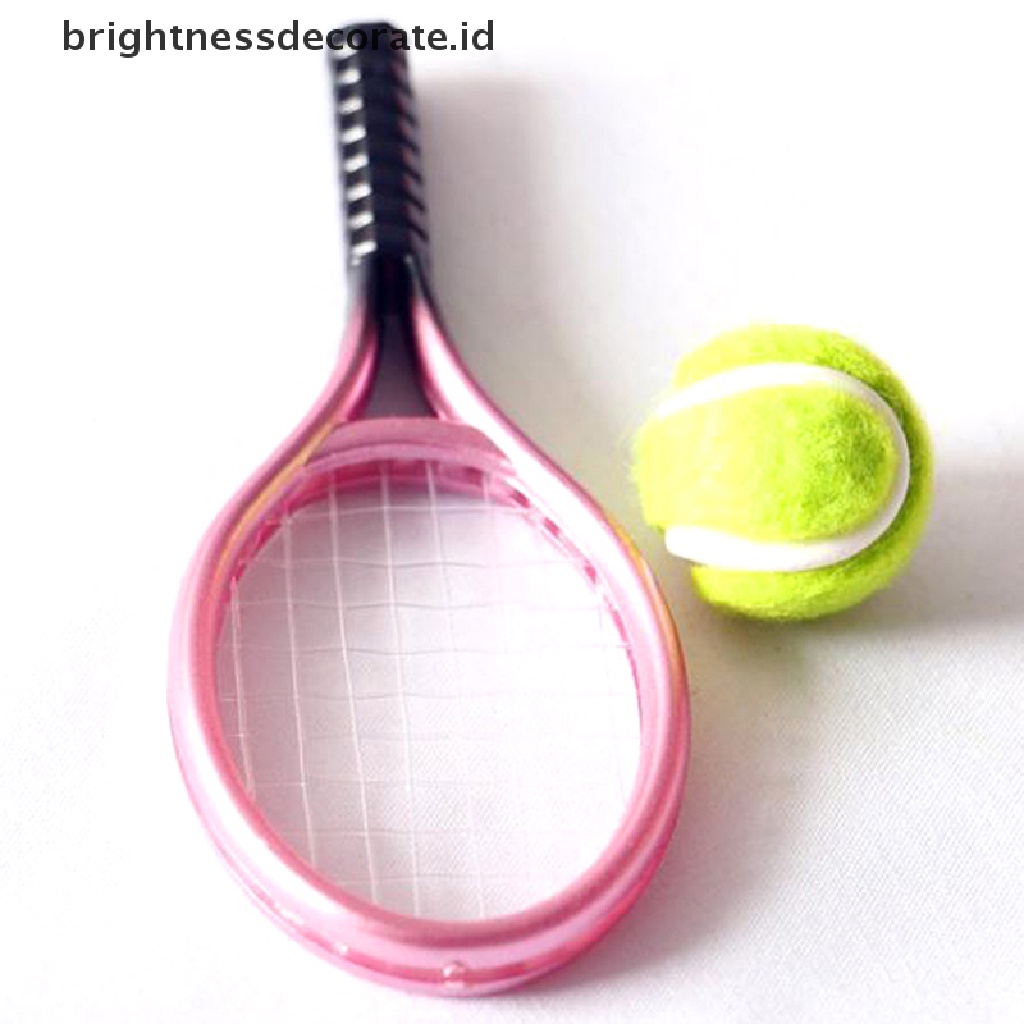 (Birth) 2pcs Miniatur Raket Tenis + Bola Skala 1: 6 1: 12 Untuk Aksesoris Rumah Boneka