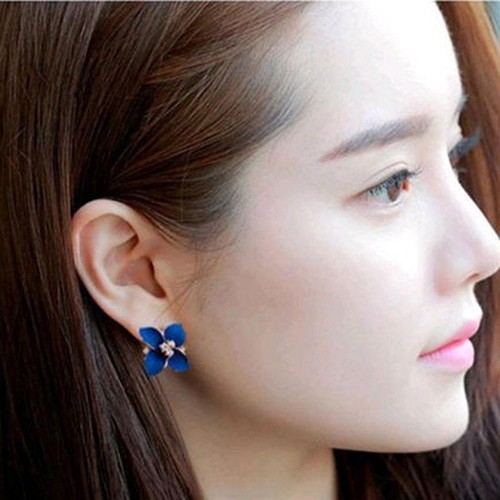 Anting Tusuk Elegan Bentuk Bunga Berhiaskan Berlian Imitasi Menawan untuk Hadiah Natal Gadis Imut