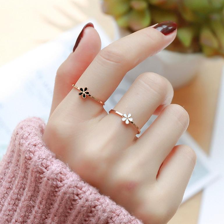 REU.28Jl22w - Cincin tipis bunga Kecil Hitam/ Putih titanium