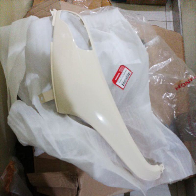 54303 K16 900 PMC Sayap KIRI Putih Cream PMC SCOOPY FI 2013-2015