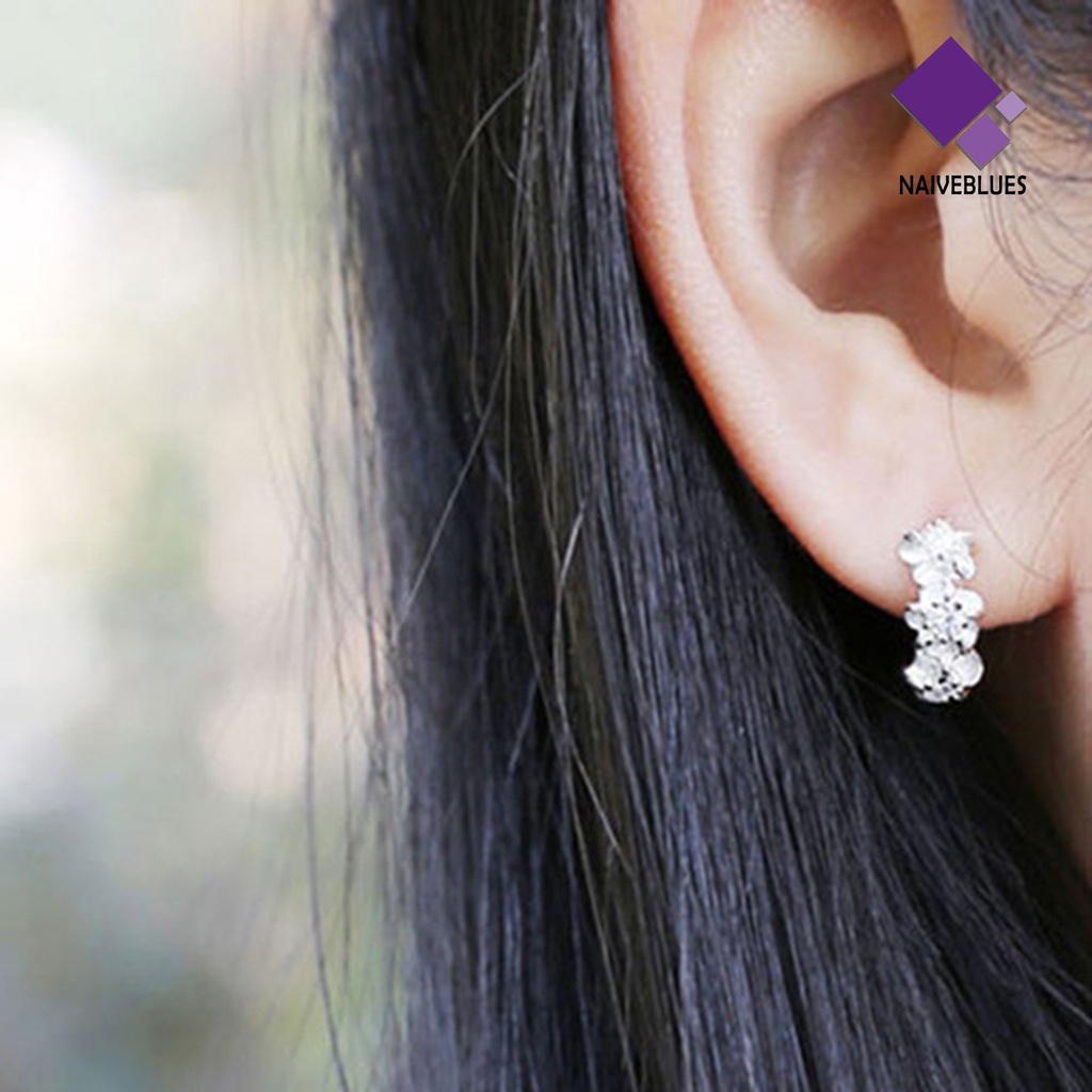 Anting Klip Bentuk Bunga Aksen Berlian Imitasi Warna Silver Untuk Wanita