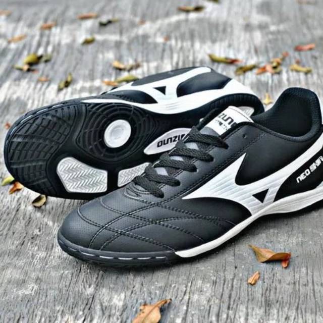 SEPATU FUTSAL MIZUNO