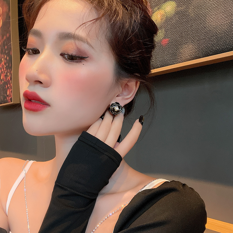 Anting Bunga Mutiara Berlian Berkilau Asimetris Hitam Dan Putih lady Korea