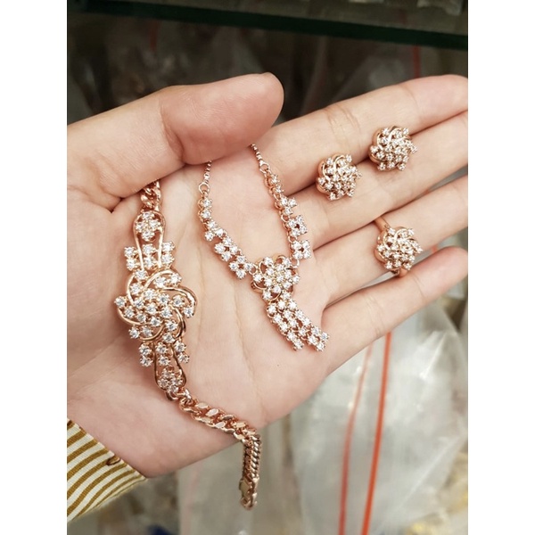 SET KALUNG TURA KIPAS DENGAN GELANG SEMI BERLIAN