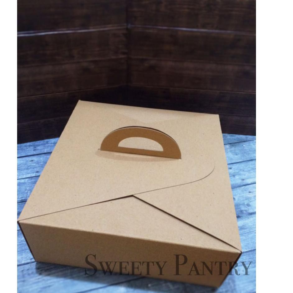 

UP » B - box kue/ dus kue/ packaging kue/ kemasan kue ukuran 25x25x10cm Brown HE9 ✅