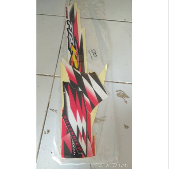 striping,stiker body motor FIZ R MILINIUM MERAH PUTIH